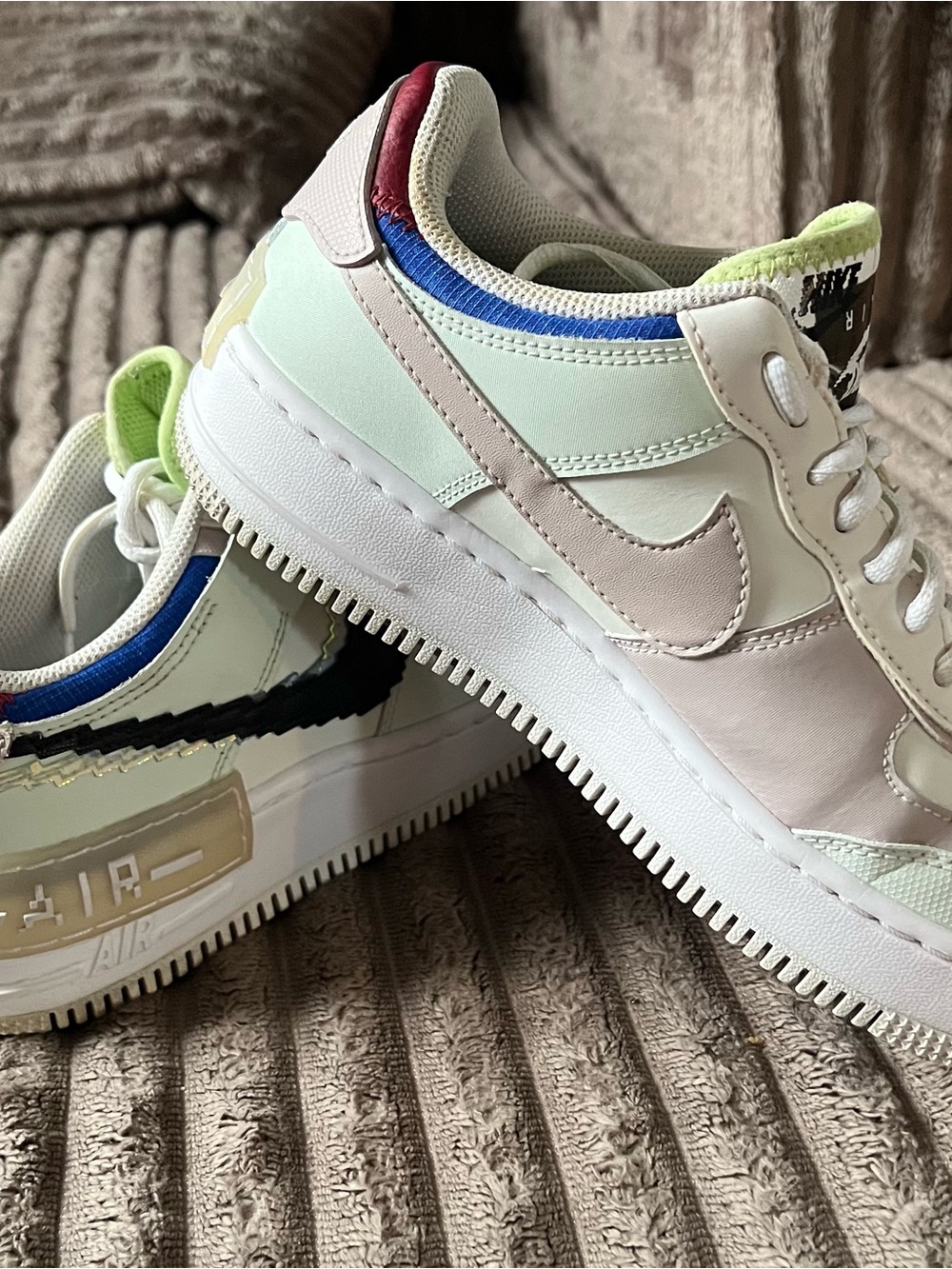 Nike women de Mint Green, Blue & Maroon Low Top Sneakers